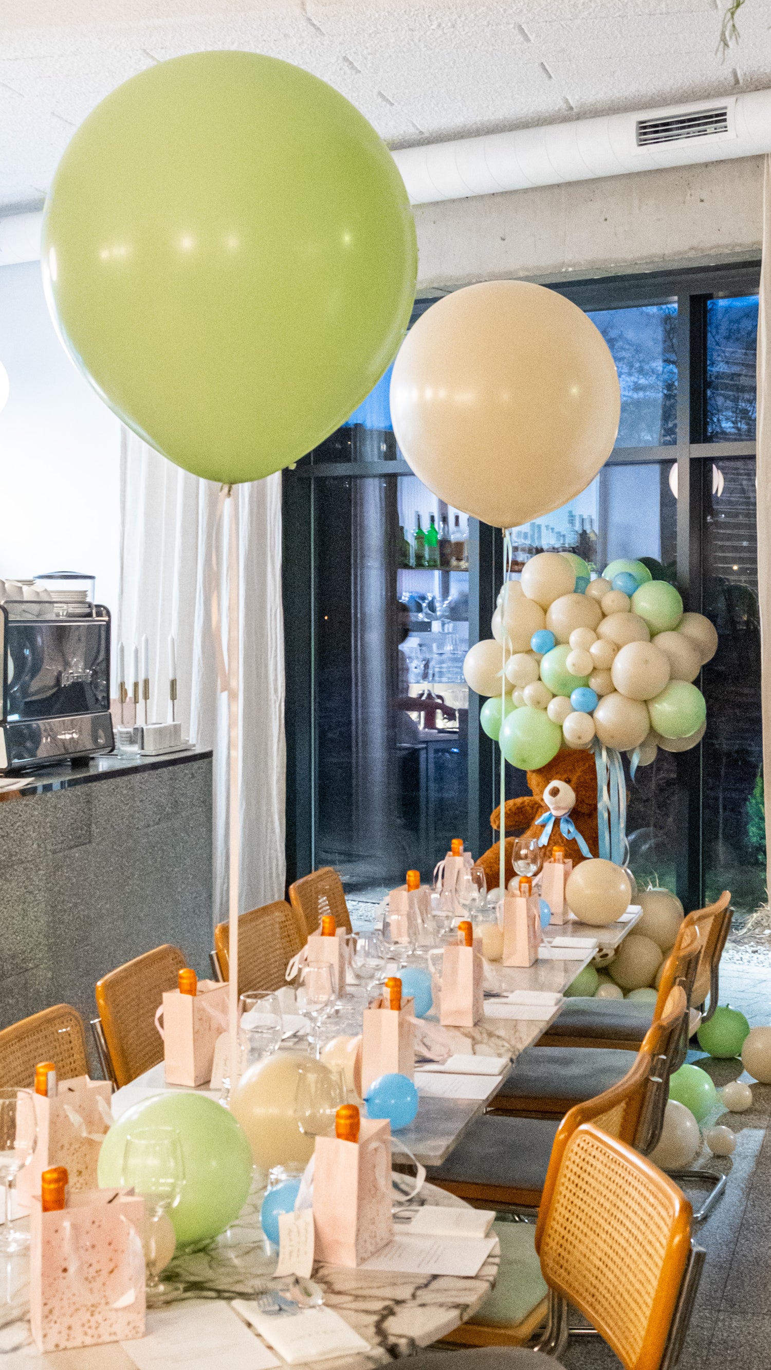 Dekoracja balonowa w restauracji na baby shower Warszawa