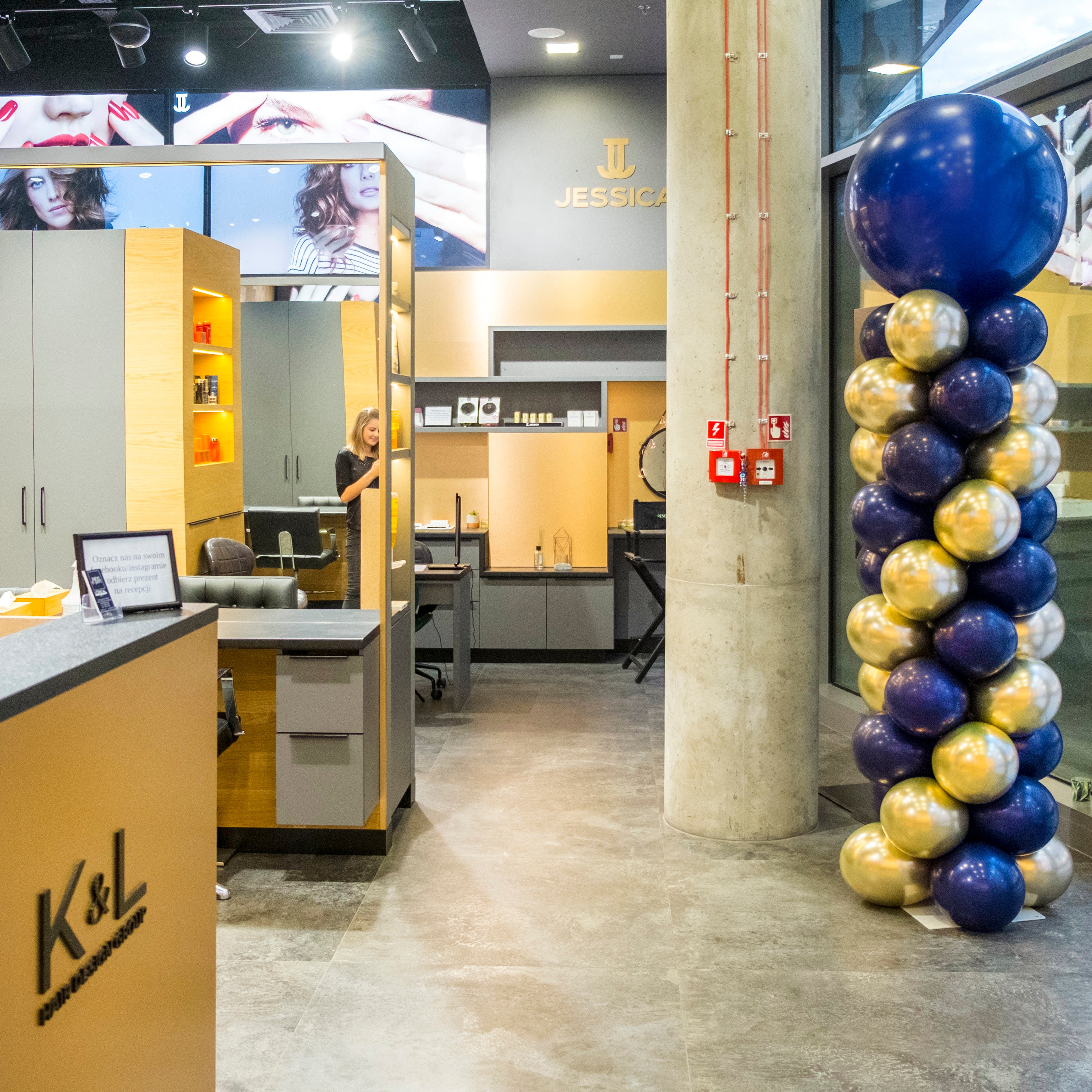 słup z balonów w kolorze granatowym i złotym w salonie fryzjerskim dekoracja balonowa od warsaw balloonmakers