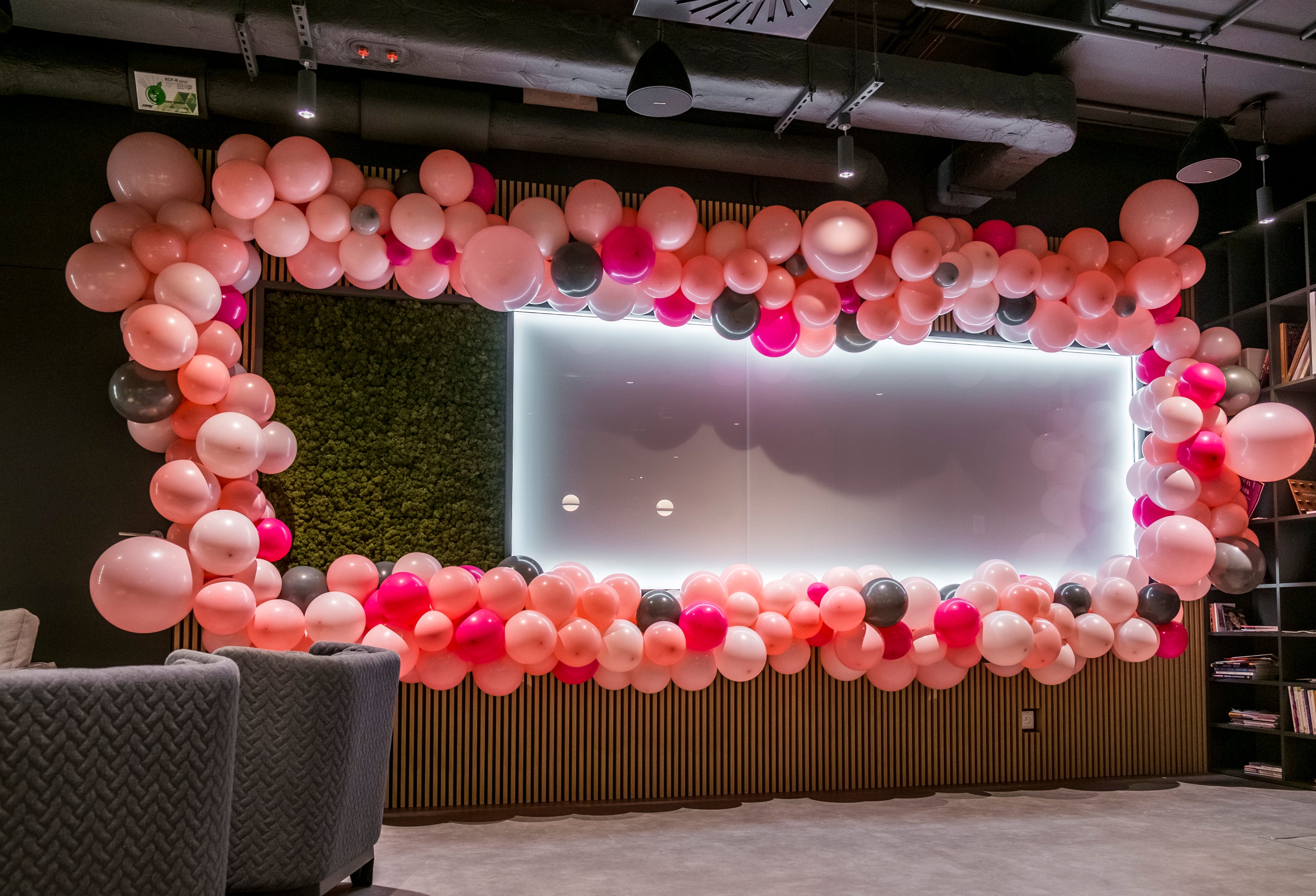 organiczna girlanda balonowa jako dekoracja biura w sephora 