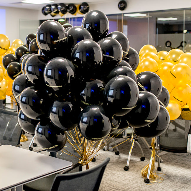 Balony z logo napełnione helem jako dekoracja na otarcie biura Warszawa