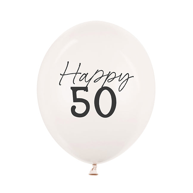 Balon lateksowy w kolorze złamanej bieli z czarnym napisem „Happy 50”, napełniony helem.