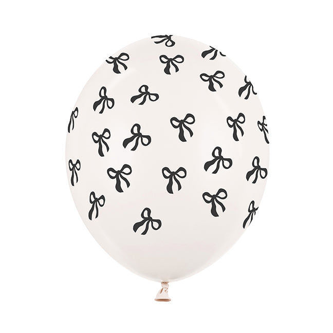 Kremowy balon lateksowy w czarne kokardki, napełniony helem – Warsaw Balloonmakers.