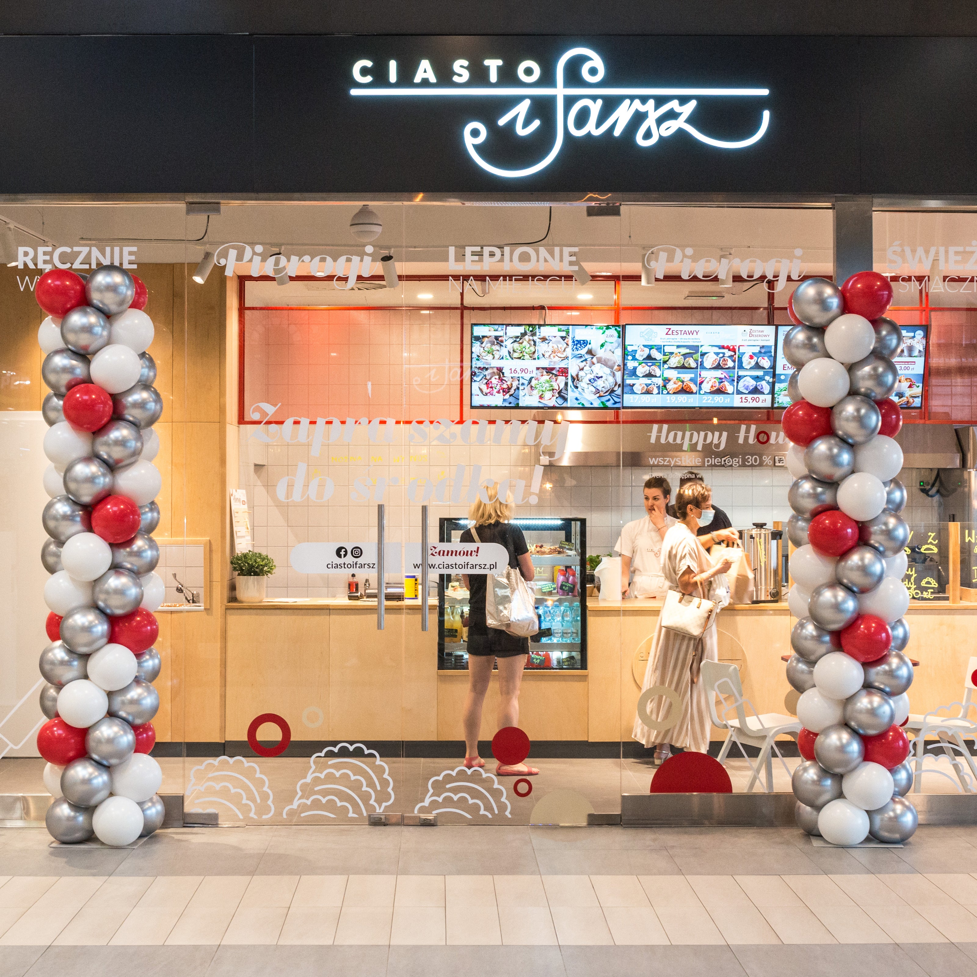 słup balonów, pas balonów z okazji otwarcia restauracji w centrum handlowym foodcourt