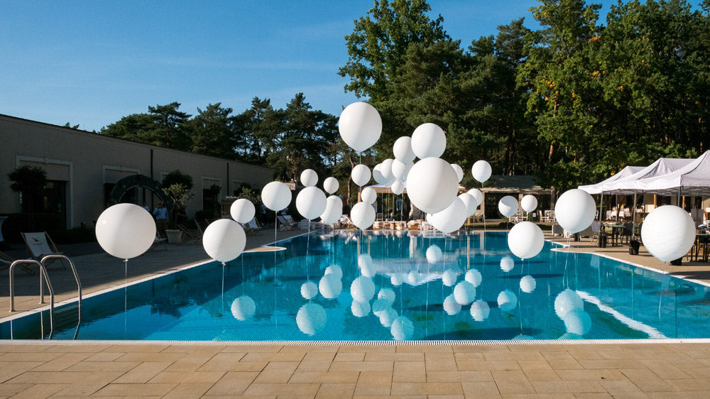 Balony z helem w basenie