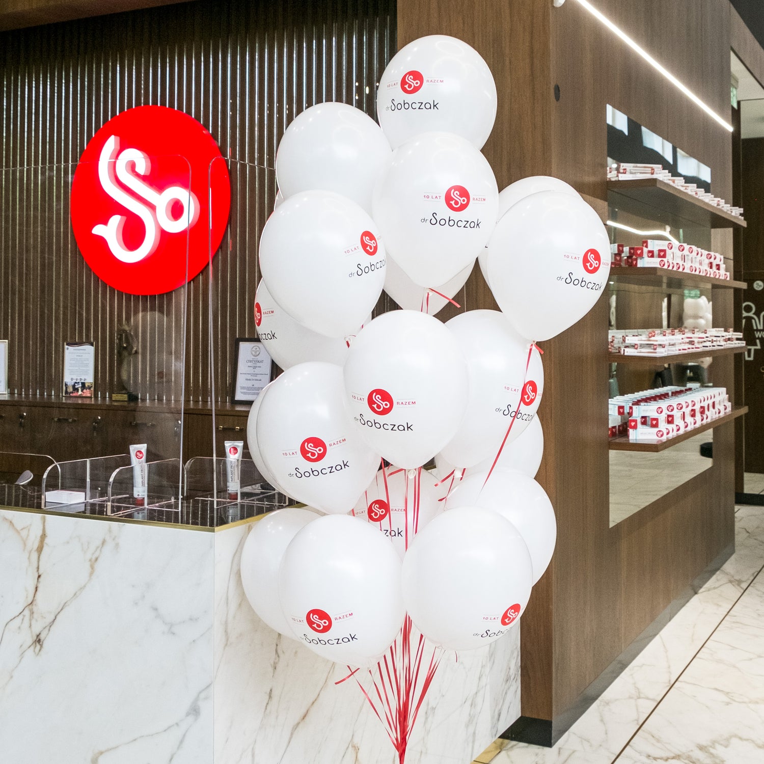 Balony z logo białe z czerwonym napisem narodowe balony lateksowe od warsaw balloonmakers