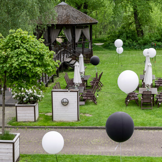 Balony giganty z helem w ogrodzie