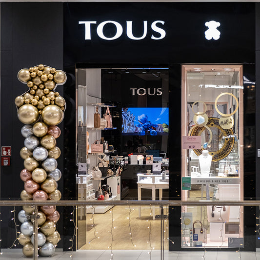 Dekoracja witryny sklepowej dla marki TOUS, czyli jak przyciągnąć uwagę klienta przed Świętami.