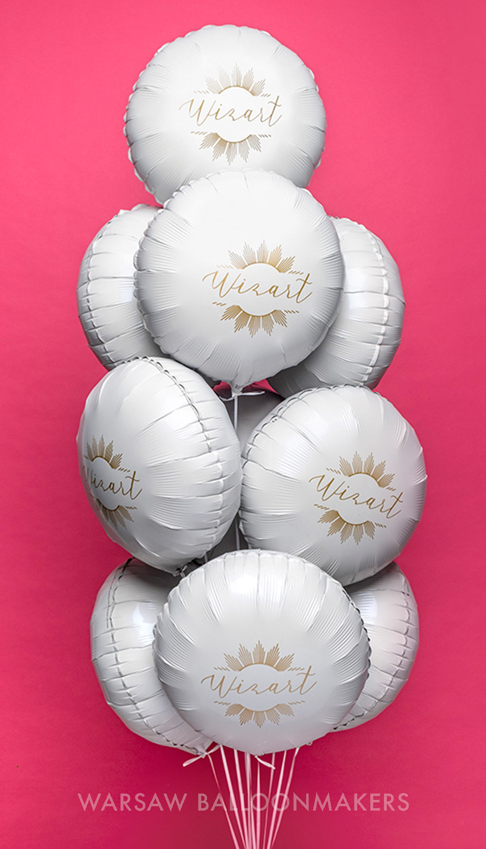 Białe balony foliowe ze złotym nadrukiem od Warsaw balloonmakers wypełnione helem dla Wizart
