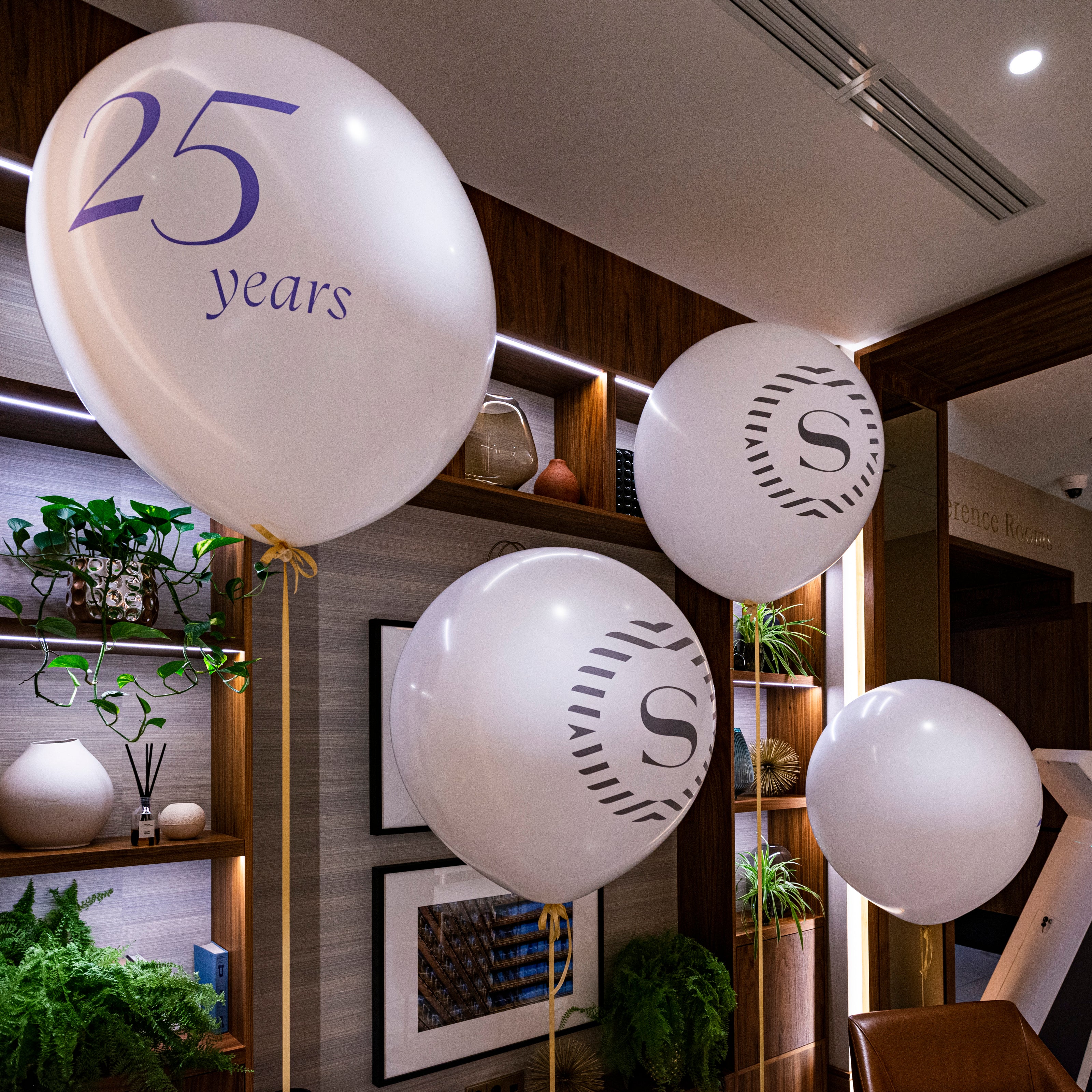 Balony giganty w lobby hotel Sheraton dekoracja balonowa z okazji 25 lecia