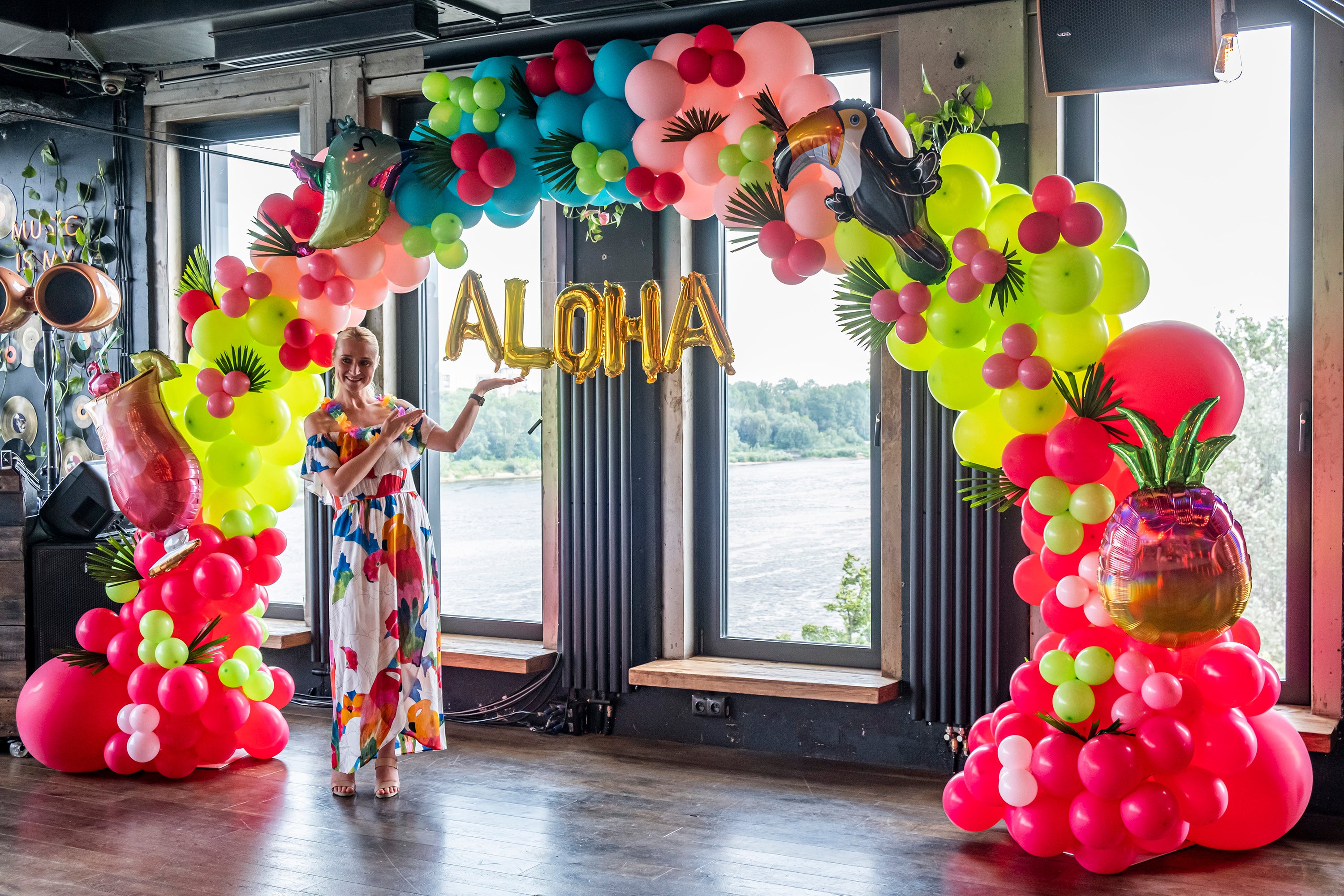 Girlanda balonowa impreza hawajska dekoracja Warszawa klub SEN