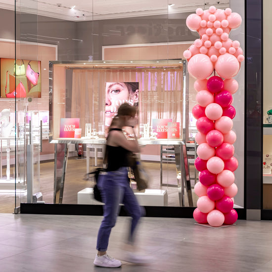 kolumna balonowa słup z balonów dekoracja witryny dekoracja wejścia do sklepu