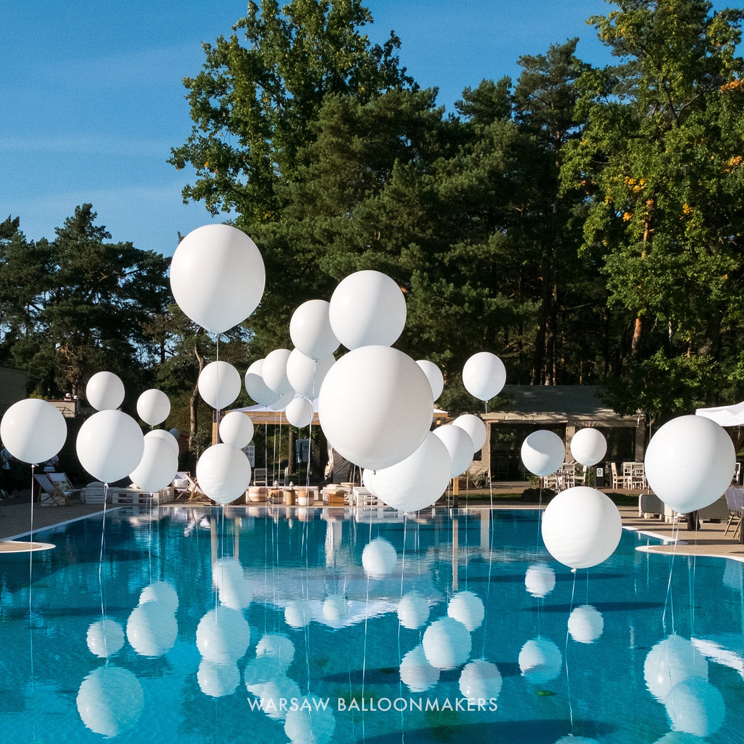 dekoracja weselna balony w basenie giganty z helem biały kolor