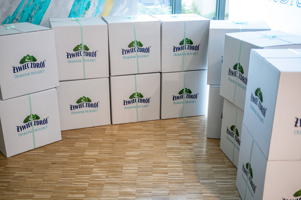 Otwarty firmowy giftbox Warsaw Balloonmakers z balonem i zawartością przygotowaną do wysyłki
