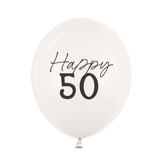 Balon lateksowy w kolorze złamanej bieli z czarnym napisem „Happy 50”, napełniony helem.