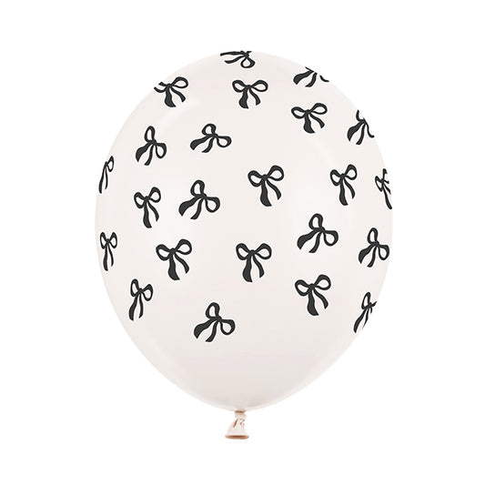 Kremowy balon lateksowy w czarne kokardki, napełniony helem – Warsaw Balloonmakers.