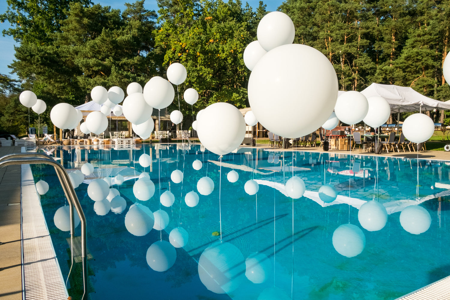 Balony olbrzymy białe z helem na wesele w basenie dekoracja balonowa ogrodu