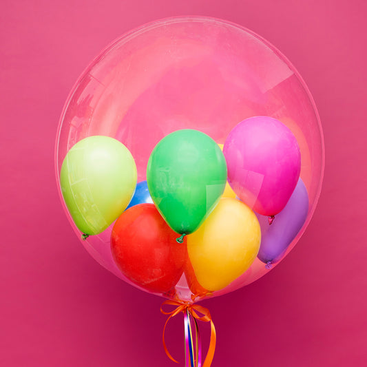 Balon bubble z helem z kolorowymi balonikami w środku - Happy Kiddo
