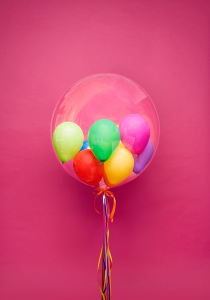 Balon bubble z helem z kolorowymi balonikami w środku - Happy Kiddo