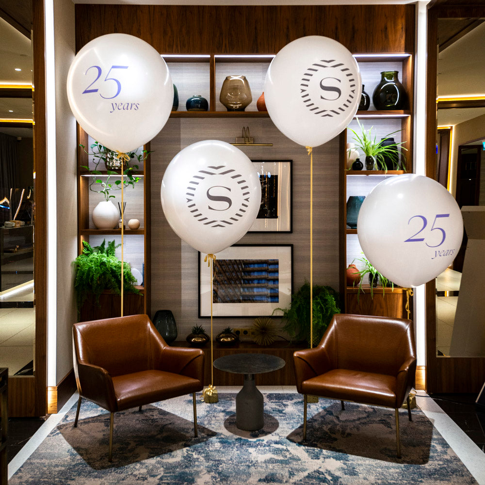 Duże balony z logo Sheraton przygotowane na wydarzenie firmowe