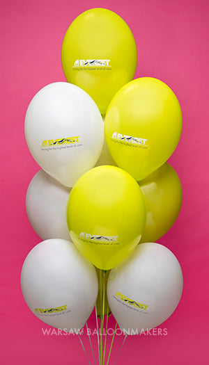 Limonkowe i białe balony z dwukolorowym logo firmowym
