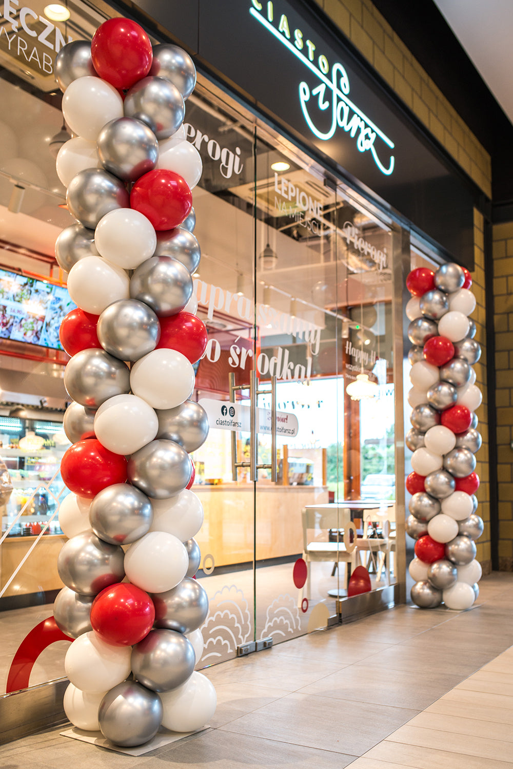 kolumna balonowa z okazji otwarcia lokalu w witrynie sklepowej kolor biały i srebrny od warsaw balloonmakers
