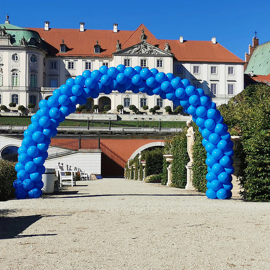 łuk balonowy jednokolorowy niebieskie balony w bramie balonowej, brama balonowa jako dekoracja pikniku w ogrodach zamku królewskiego  w warszawie od warsaw balloonmakers