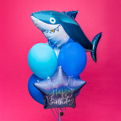 Bukiet balonów z helem z rekinem, pięcioma niebieskimi balonami lateksowymi i gwiazdą Happy Birthday