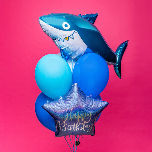Bukiet balonów z helem z rekinem, trzema niebieskimi balonami i gwiazdą Happy Birthday