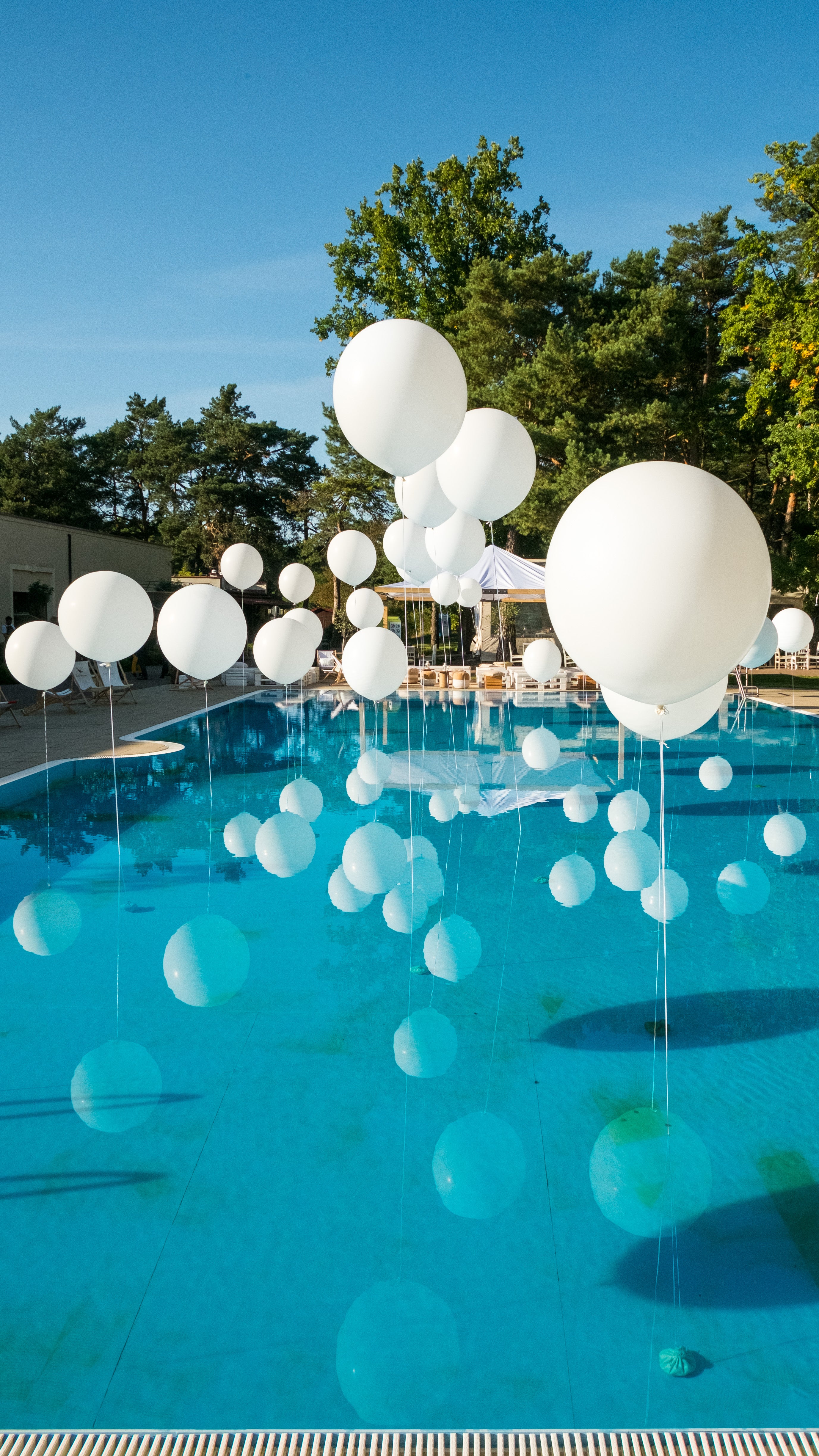 olbrzymie balony z helem w kolorze białym w basenie warszawa dekoracja balonami warsaw balloonmkaers