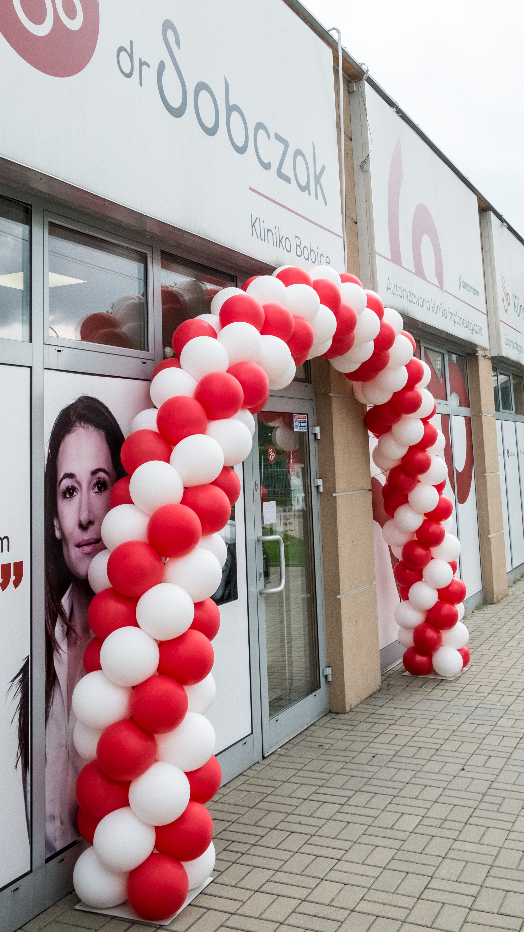 brama balonowa łuk z balonów dekoracja wejścia do kliniki dentystycznej kolorystyka biało czerwona