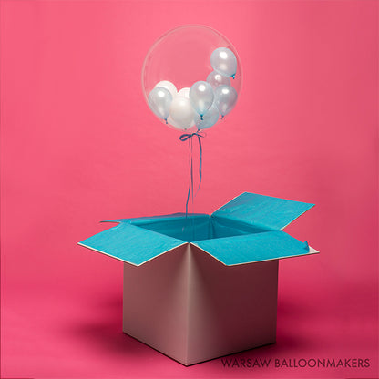 Przezroczysty balon bubble z białymi i niebieskimi mini balonikami w środku